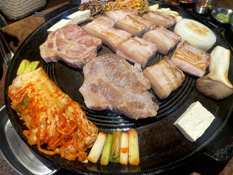 두툼한 생오겹살과 생목살, 양파와 새송이버섯