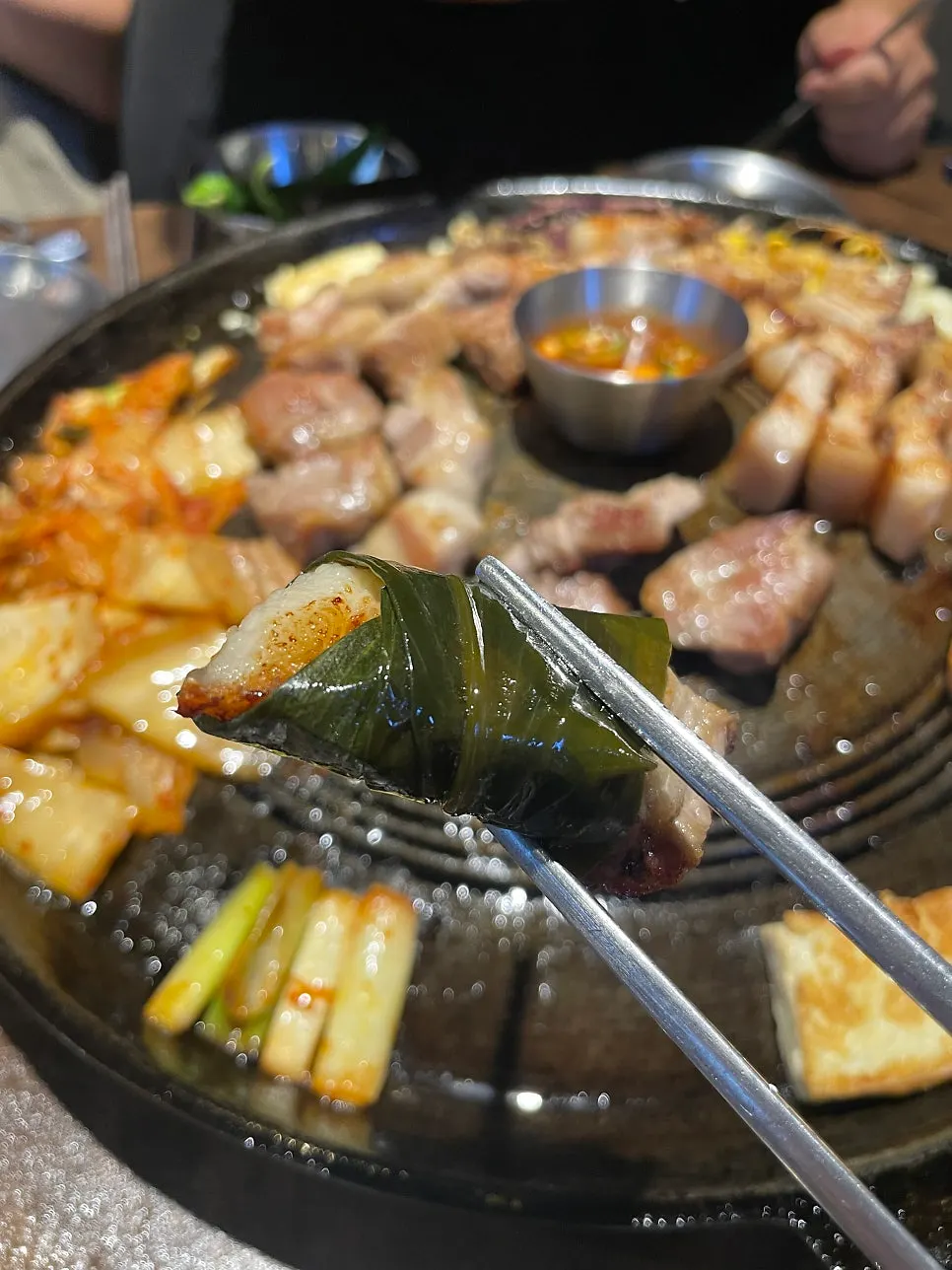 솥뚜껑에서 익어가는 오겹살과 목살