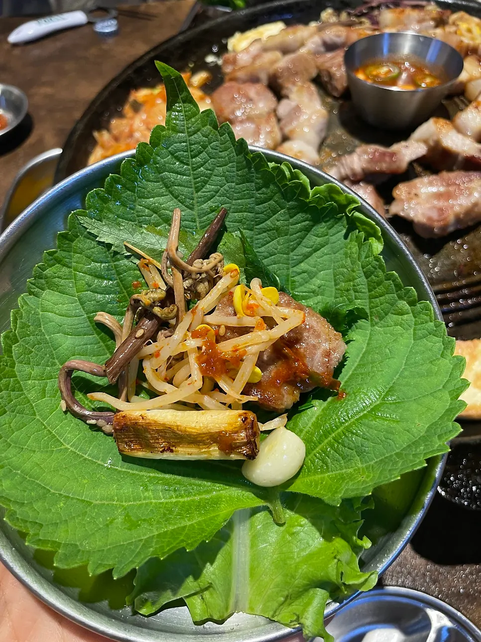 명이나물에 싸 먹는 오겹살 한 점