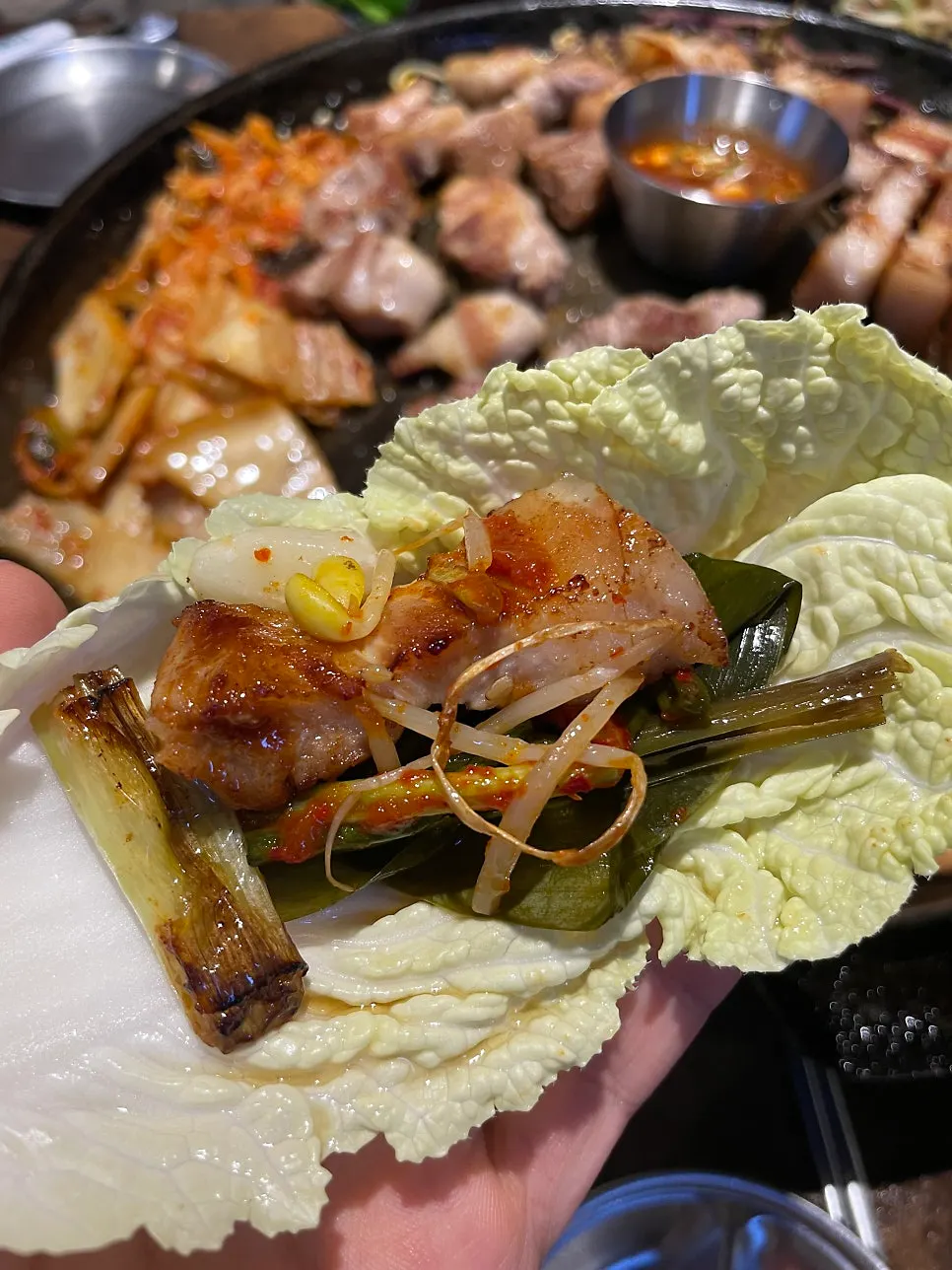 노릇하게 구워진 오겹살 클로즈업
