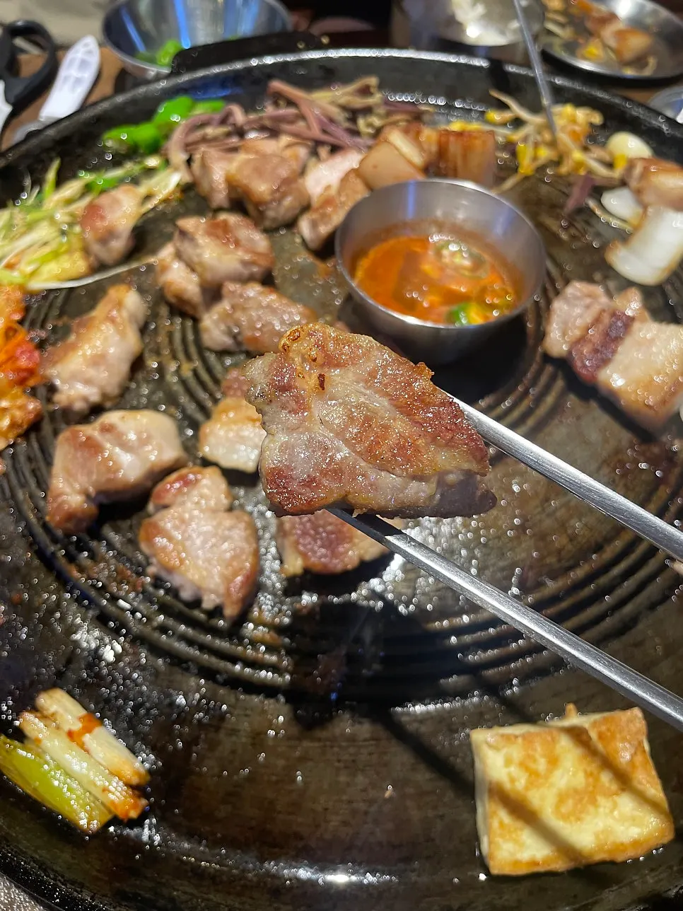 깻잎에 오겹살을 싸 먹는 모습