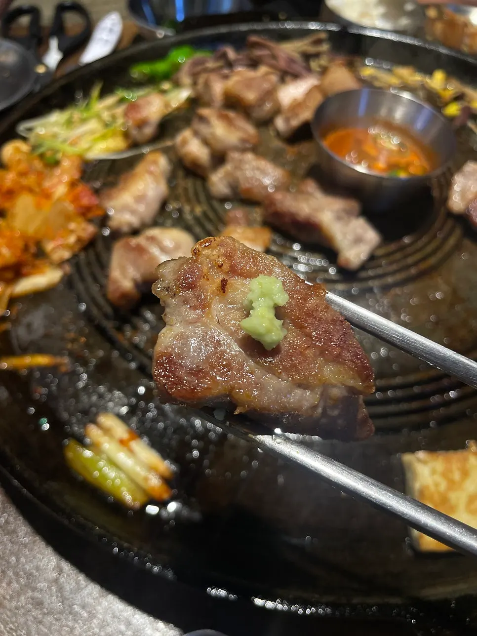 배추쌈에 올린 오겹살