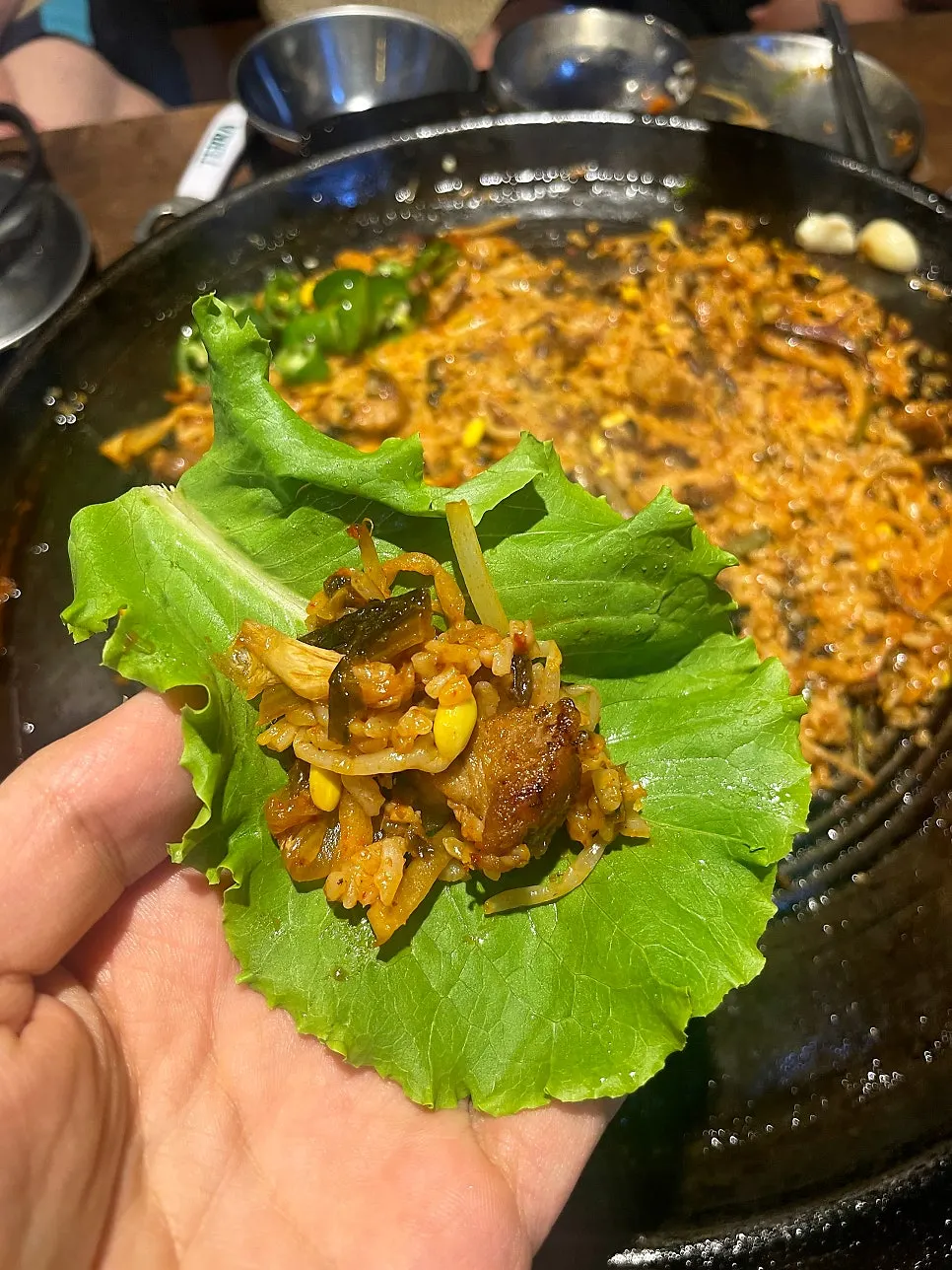 상추에 올려 싸 먹는 볶음밥