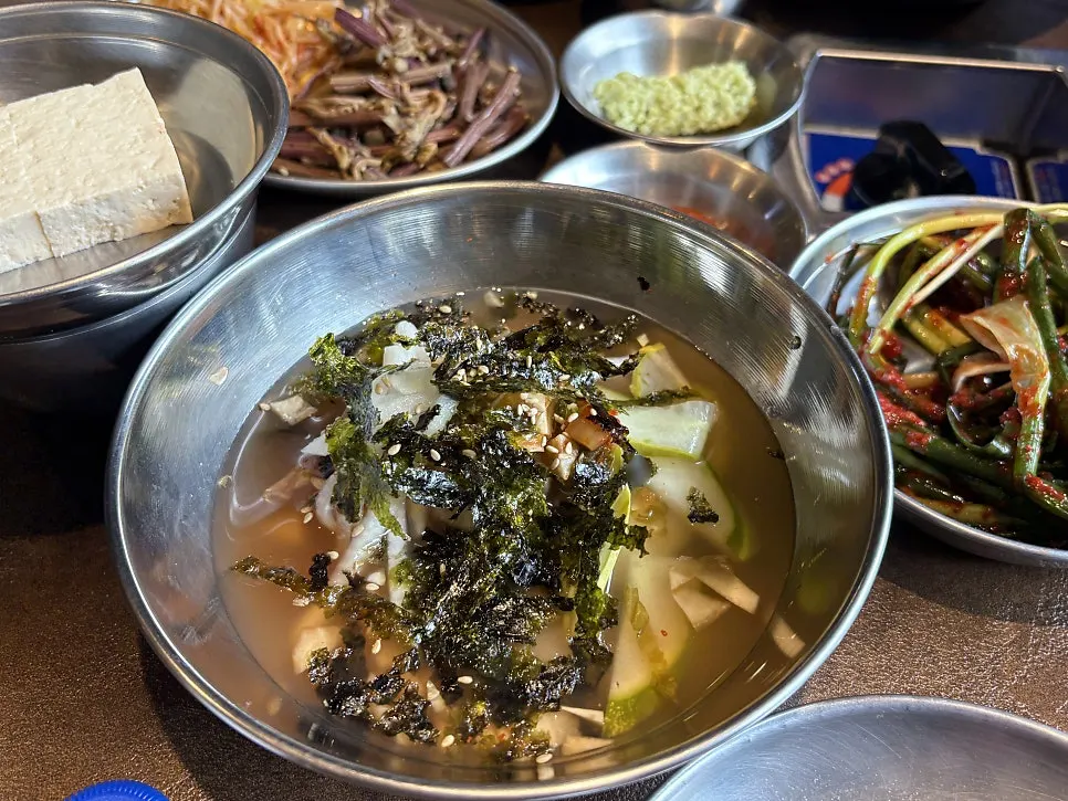 테이블에 올려진 솥뚜껑 불판