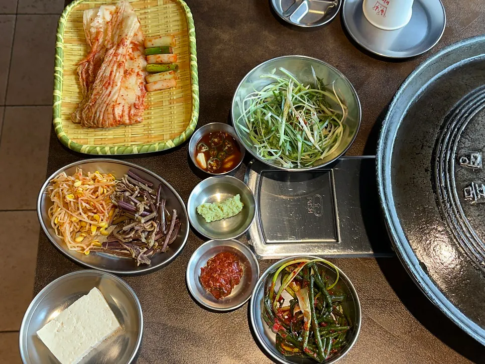 솥뚜껑 불판과 상차림