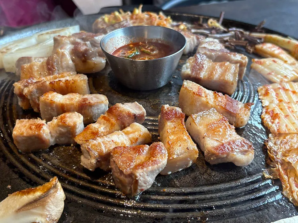 노릇하게 구워진 삼겹살과 목살