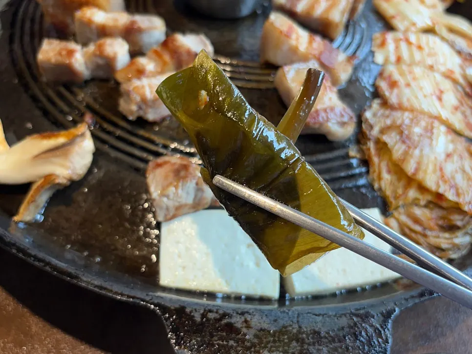 멜젓에 찍은 삼겹살