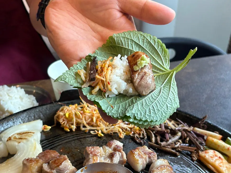 명이나물에 싸 먹는 삼겹살