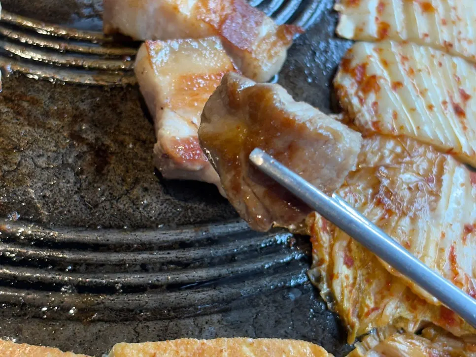 깻잎에 올린 고기 한 점
