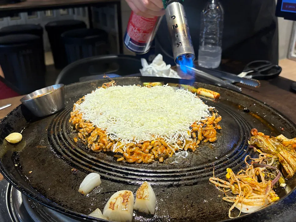 건더기 많은 된장찌개와 공기밥
