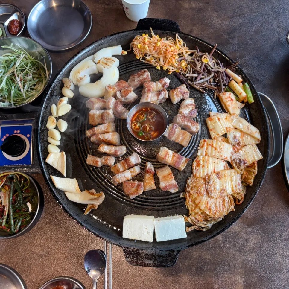 치즈 추가한 솥뚜껑 볶음밥