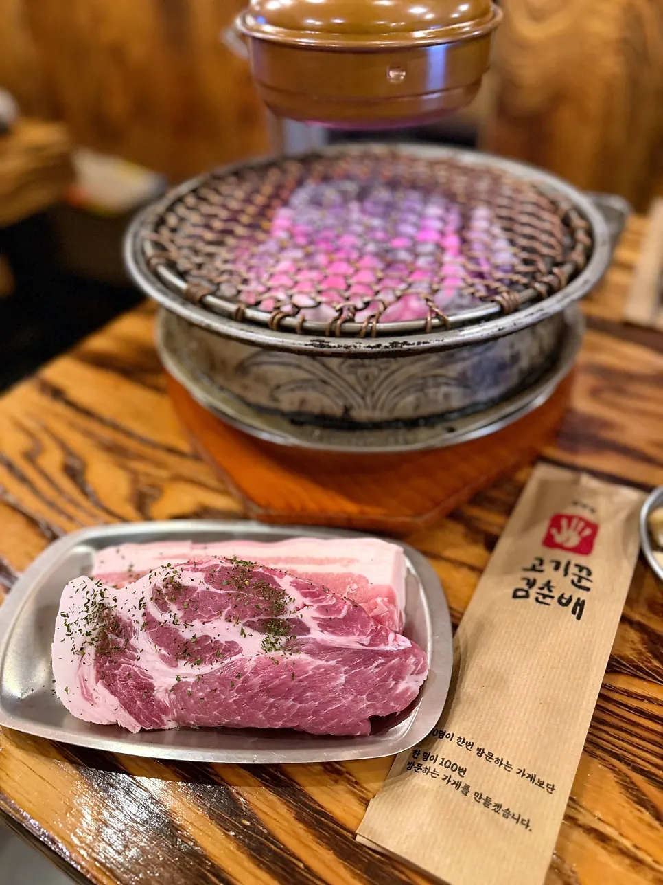 Dining hall of Gogikkun Kimchunbae Gangnam with weekday evening guests
