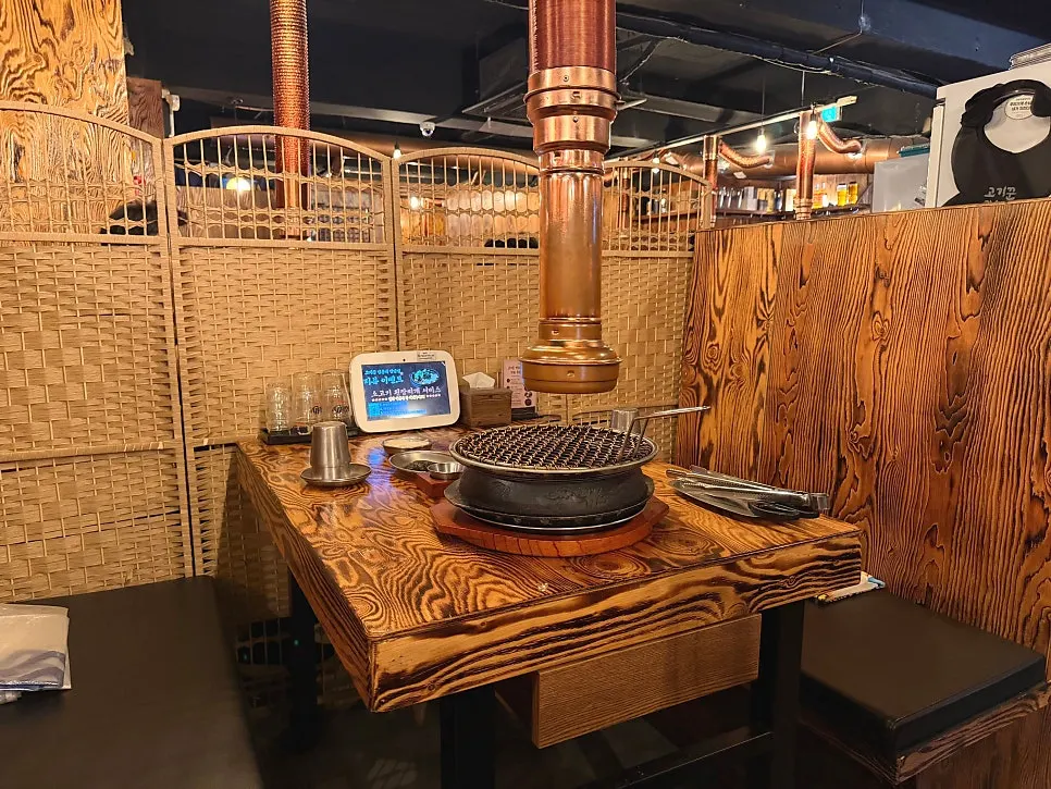 3rd-floor table seating with high-backed chairs