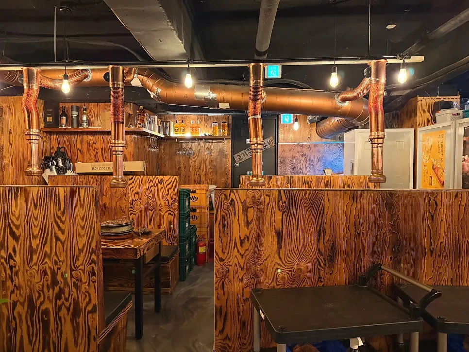 Private table seating that blocks sightlines from other guests