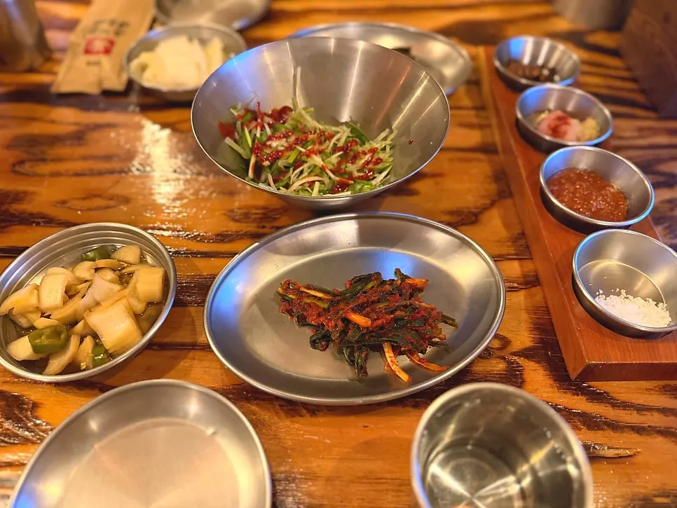 Basic side dishes with wild garlic leaves, shredded scallions, and myeongran