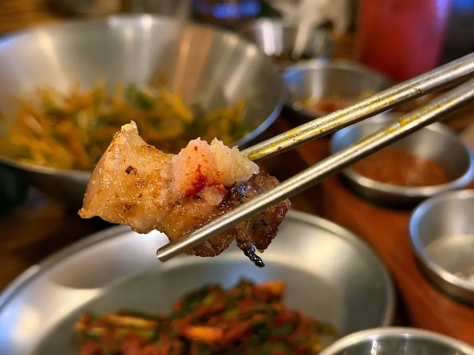 Ogyeopsal eaten together with shredded scallions