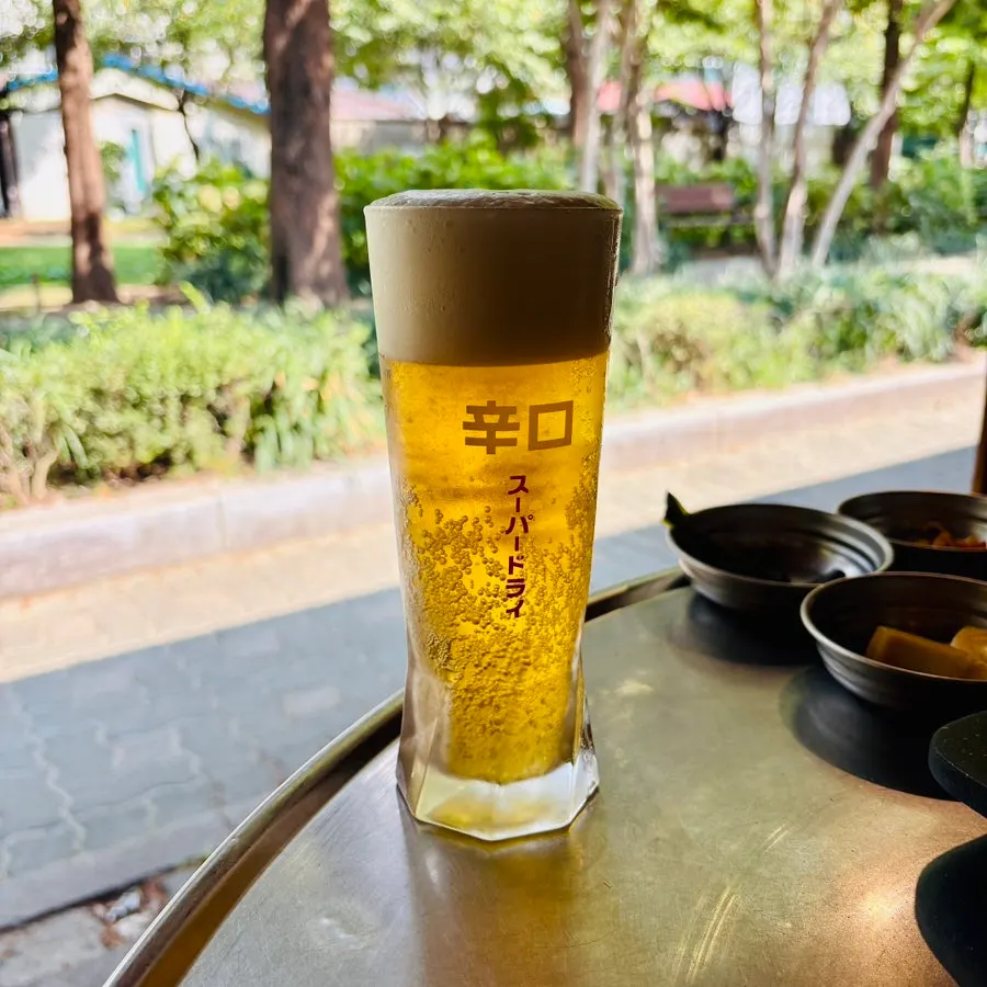 泡がたっぷりのアサヒ生ビールのグラス