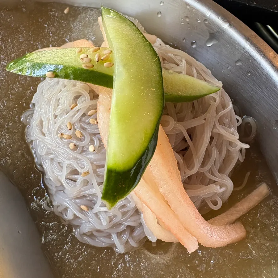 酸味のあるひんやりしたムル冷麺