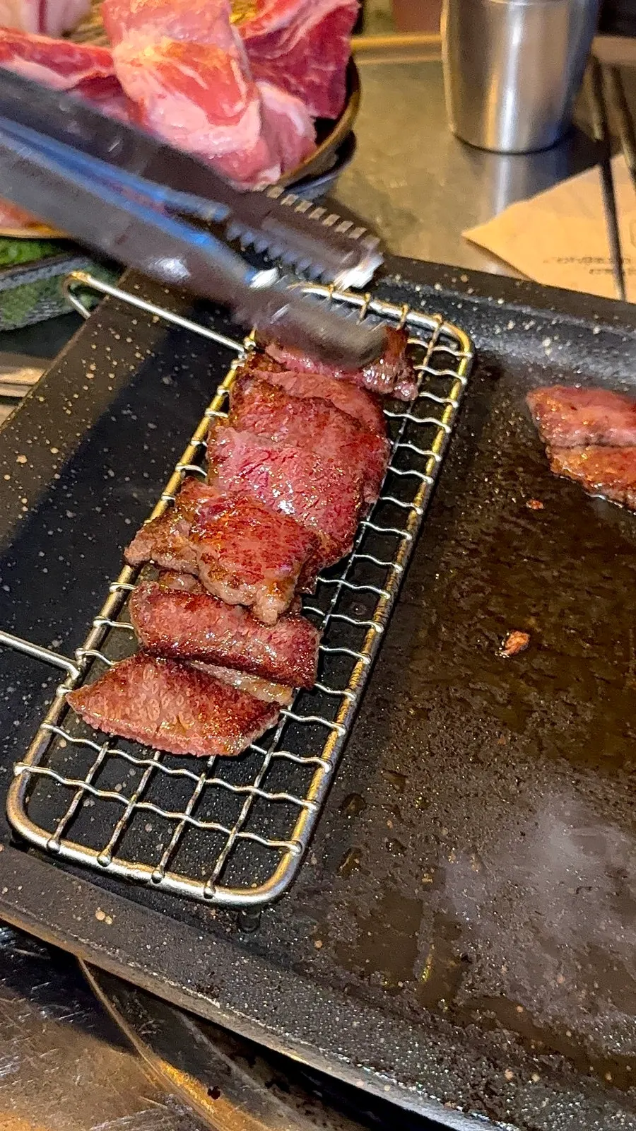 한쪽에 놓인 다 구워진 한우