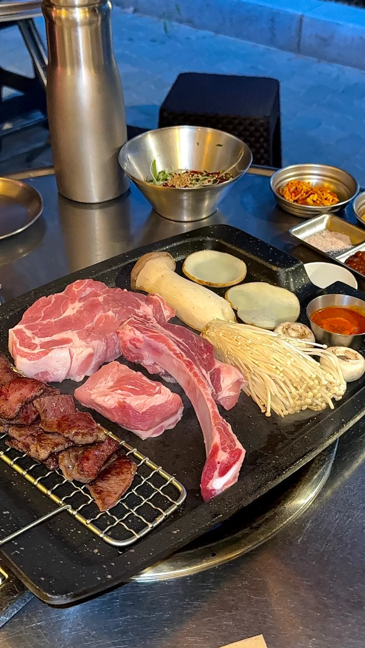 토마호크처럼 큰 갈비와 목살 생고기