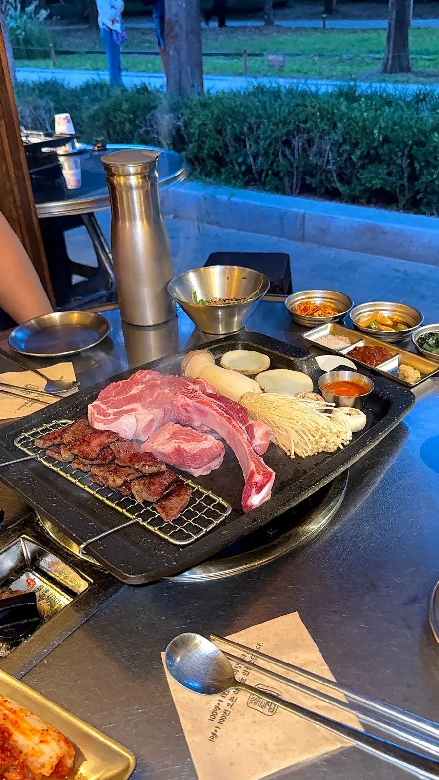 불판에서 구워지는 갈비