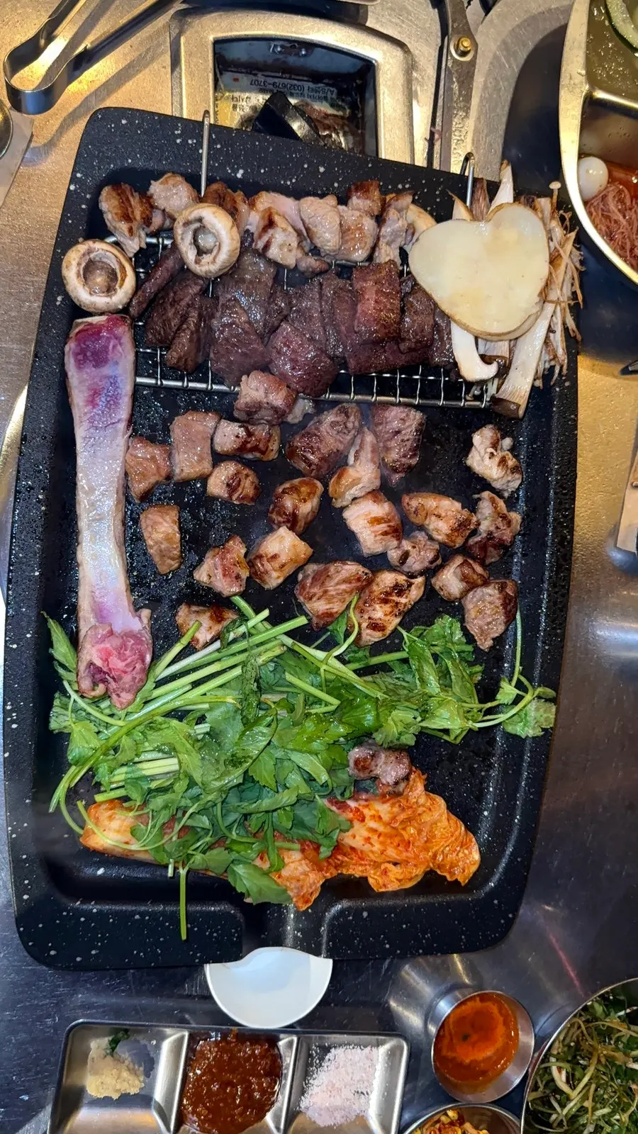 고기와 김치가 함께 올려진 불판