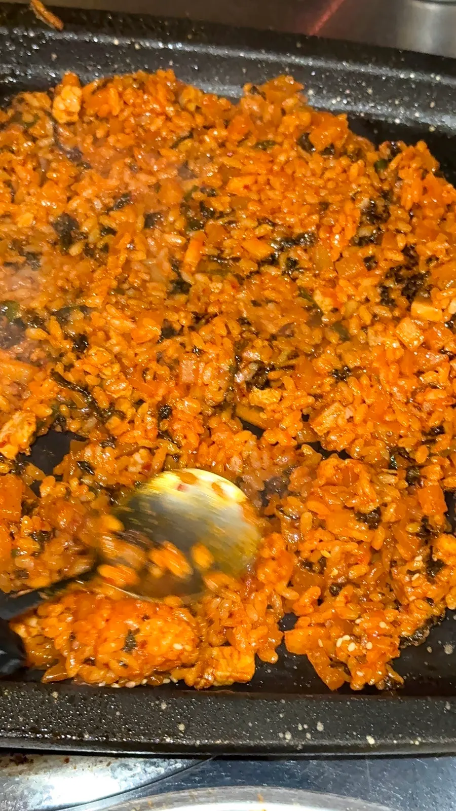 다진 고기가 들어간 깍두기 볶음밥