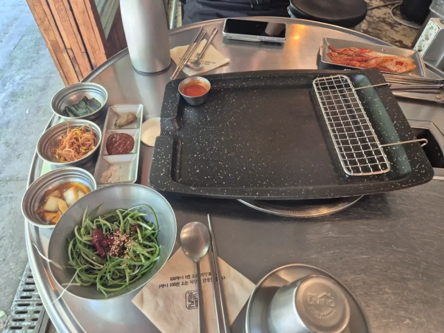 세팅된 불판과 기본 상차림