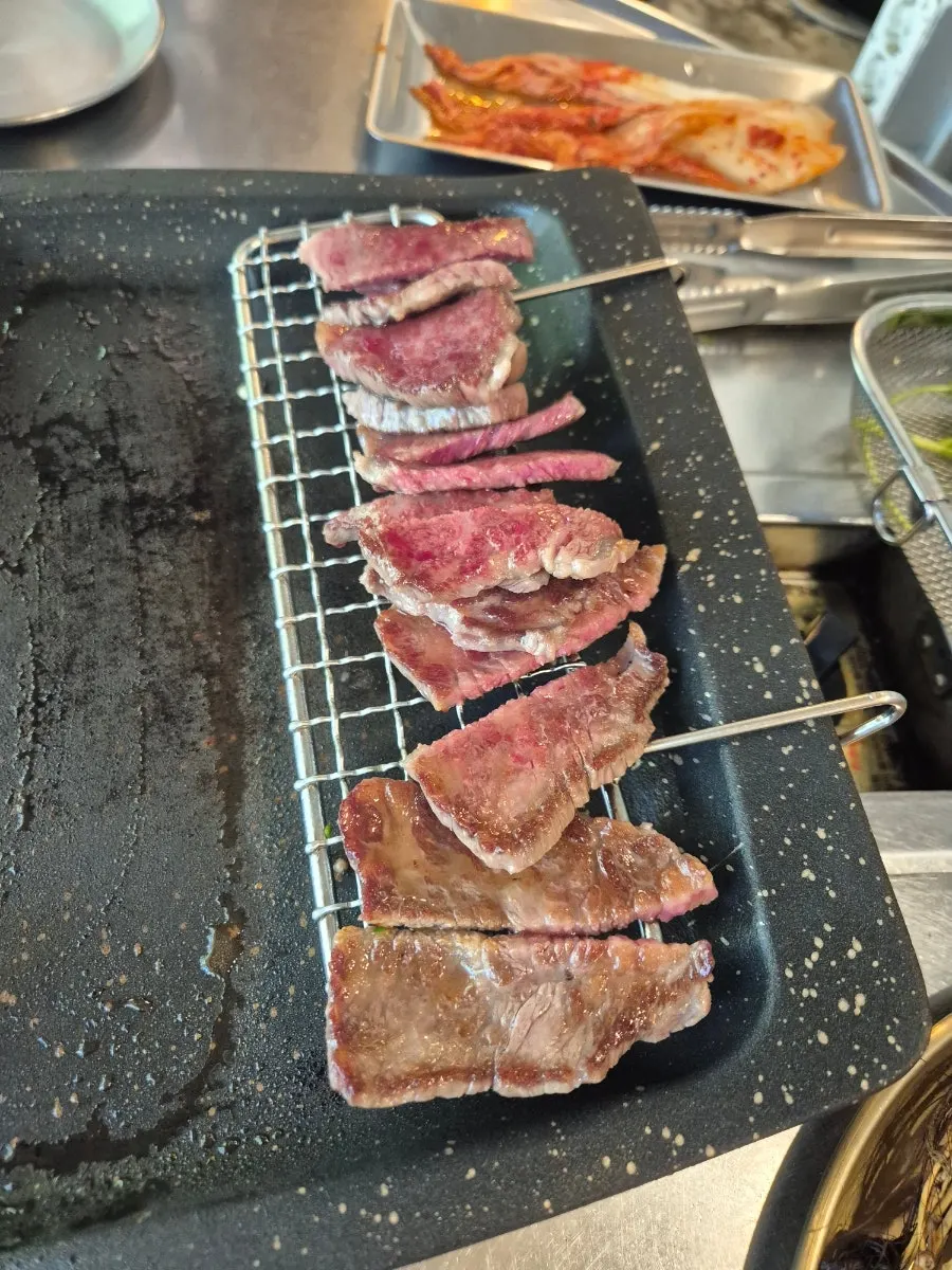 불판 위 한우 등심과 감자, 버섯, 미나리