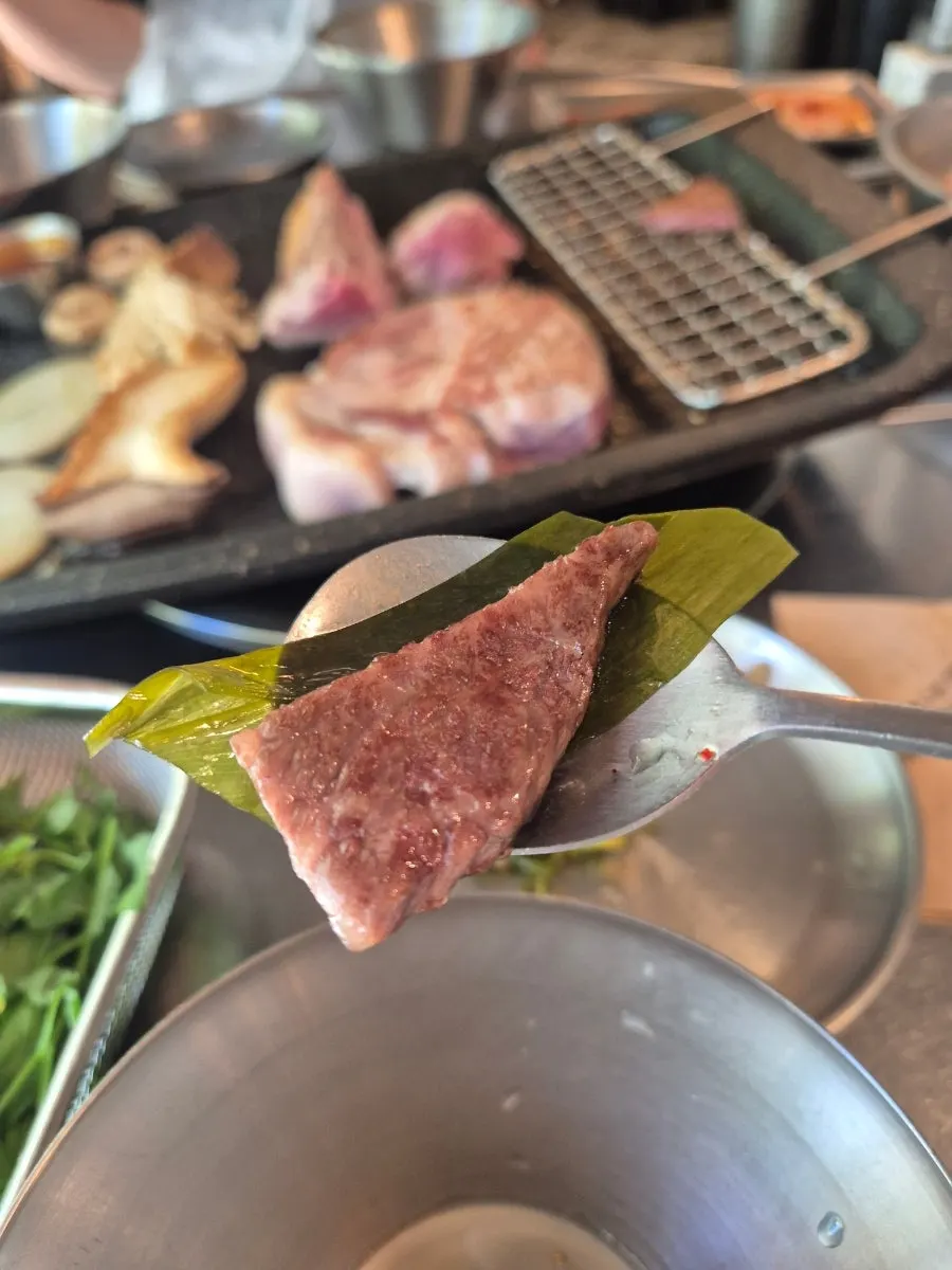 노릇하게 구워진 한우 등심 한 점