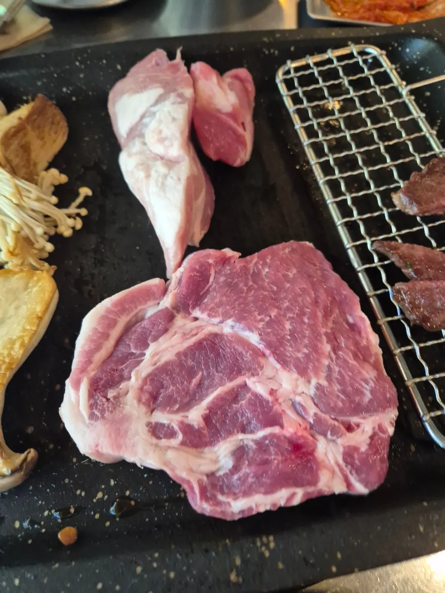 비빔냉면과 물냉면 반반 구성