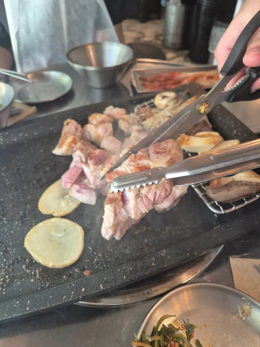 냉면 한 젓가락 들어올린 모습