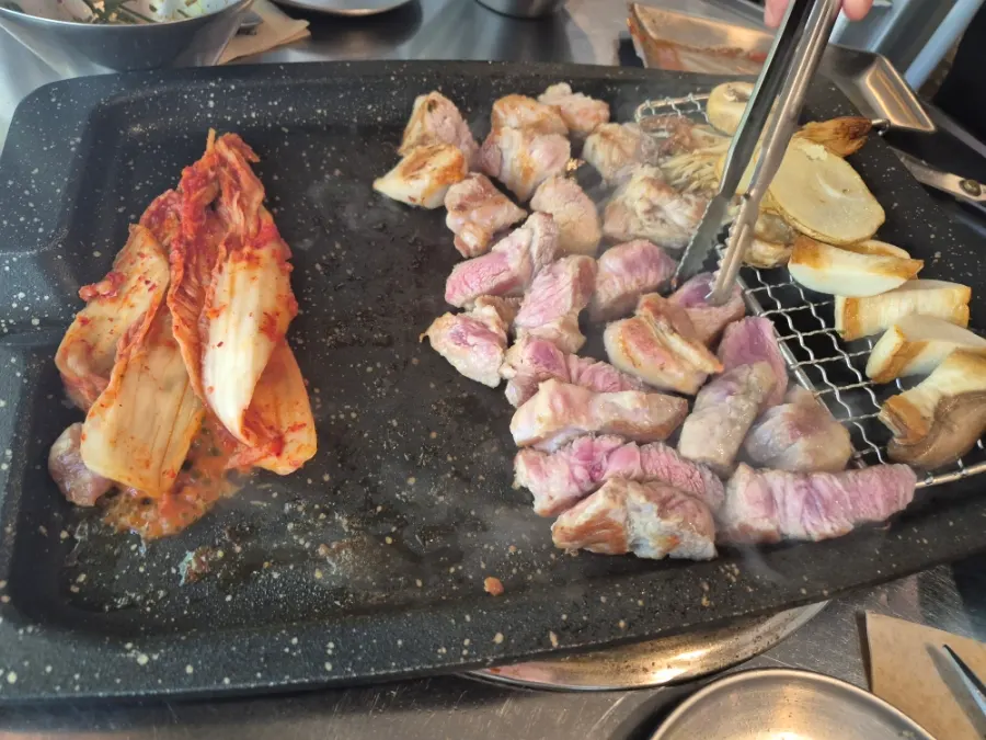 불판 위 한돈 목살과 갈비살 굽는 모습