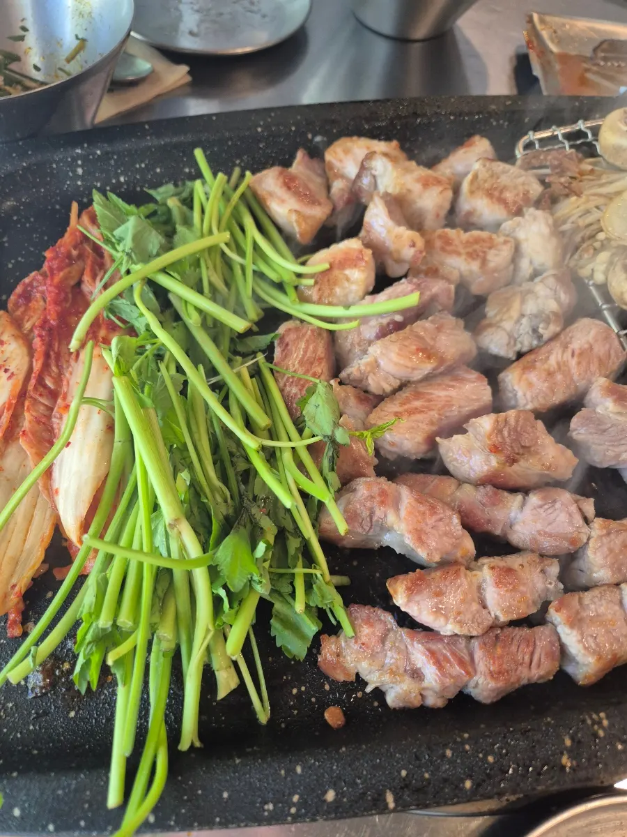 먹기 좋게 구워진 한돈 고기