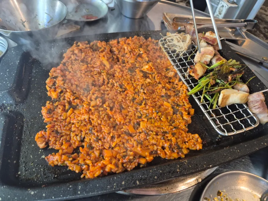 고기 한 점에 미나리 쌈 싼 모습