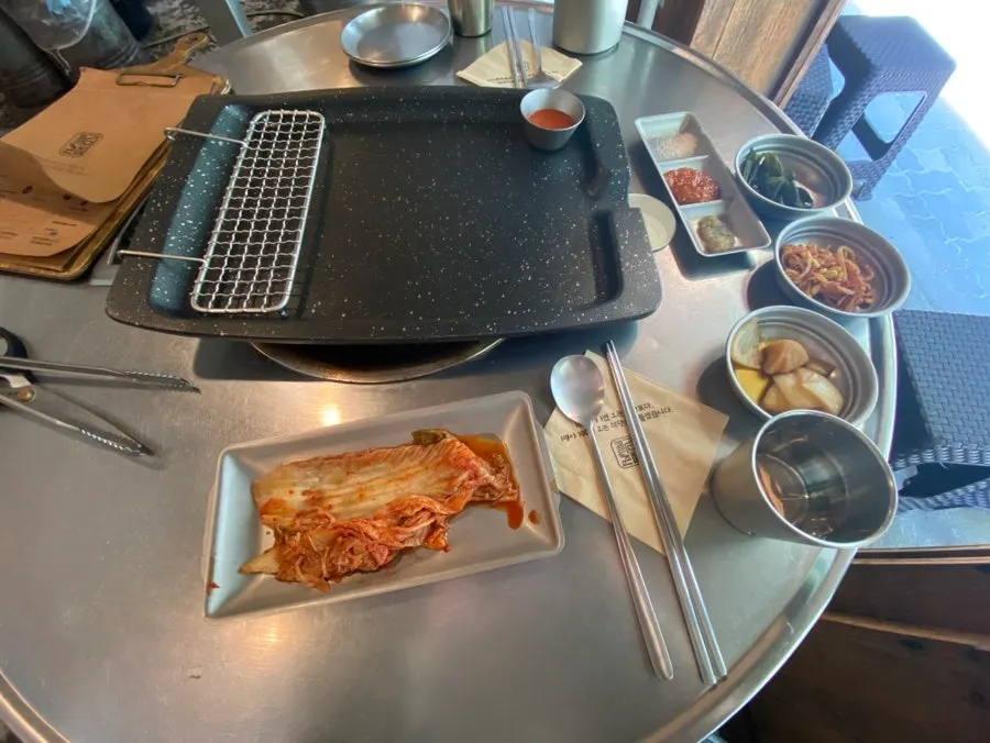 유리문이 모두 열리는 창가 테이블