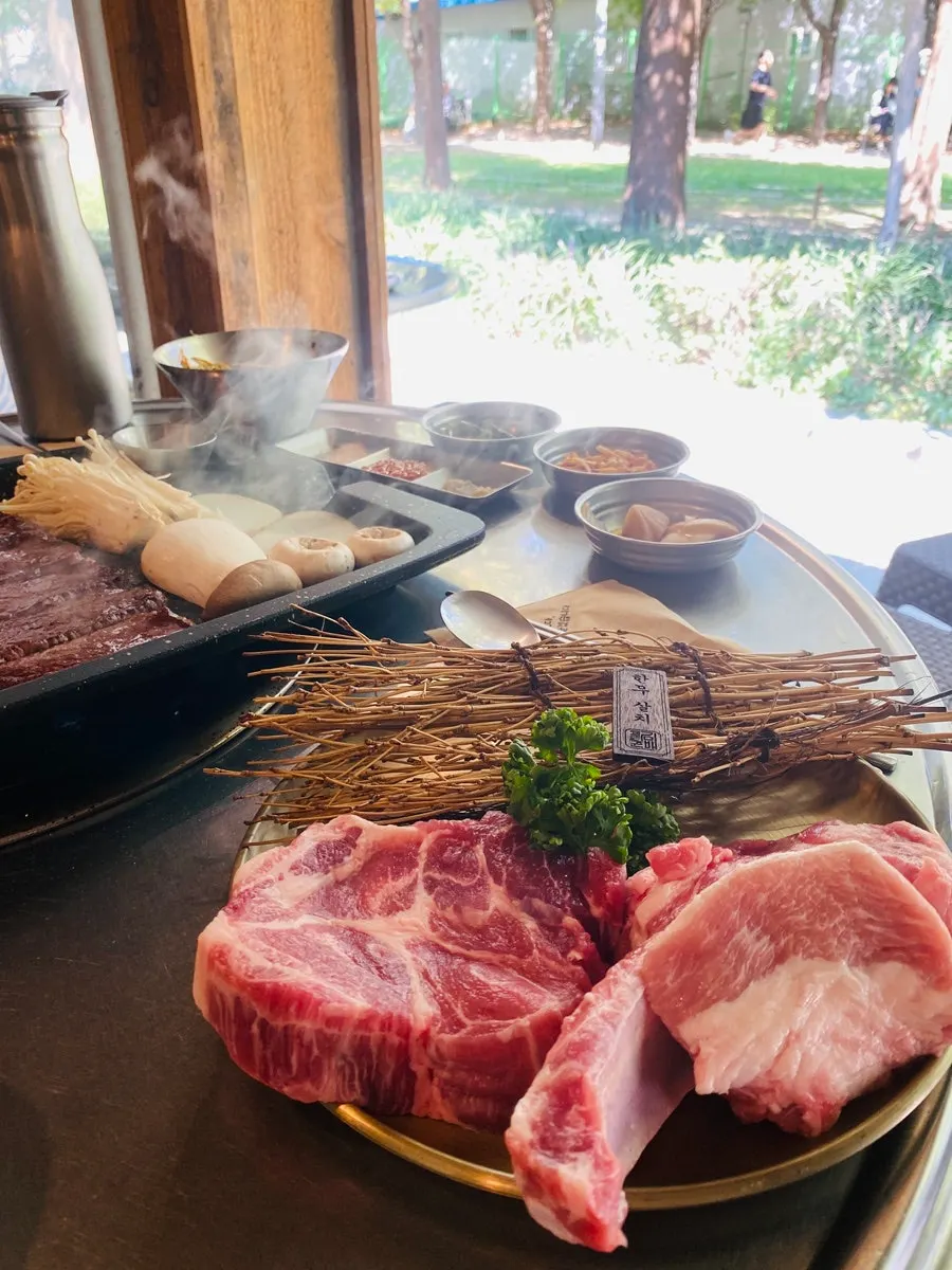 서버가 그릴에 살치살을 굽는 모습