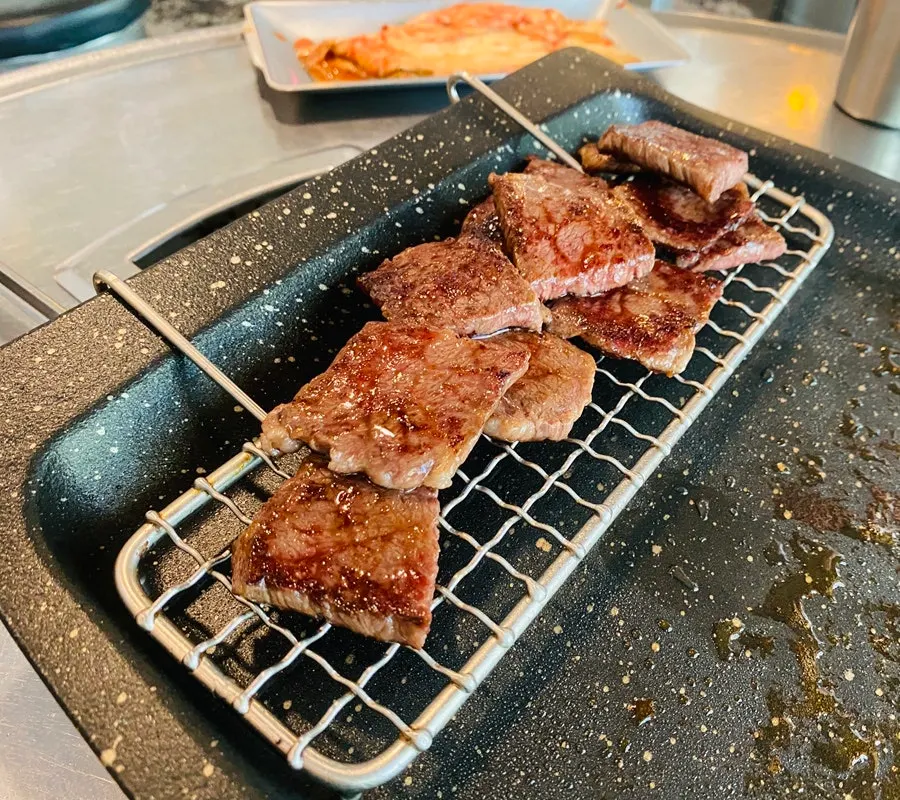 먹기 좋은 크기로 잘린 구운 살치살