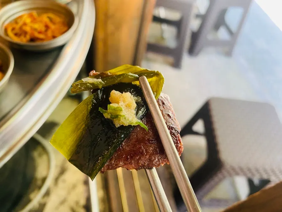 다진 마늘 양념에 찍은 한우 살치살