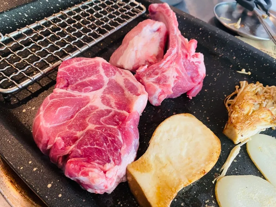 명이나물과 마늘장을 곁들인 살치살 조합