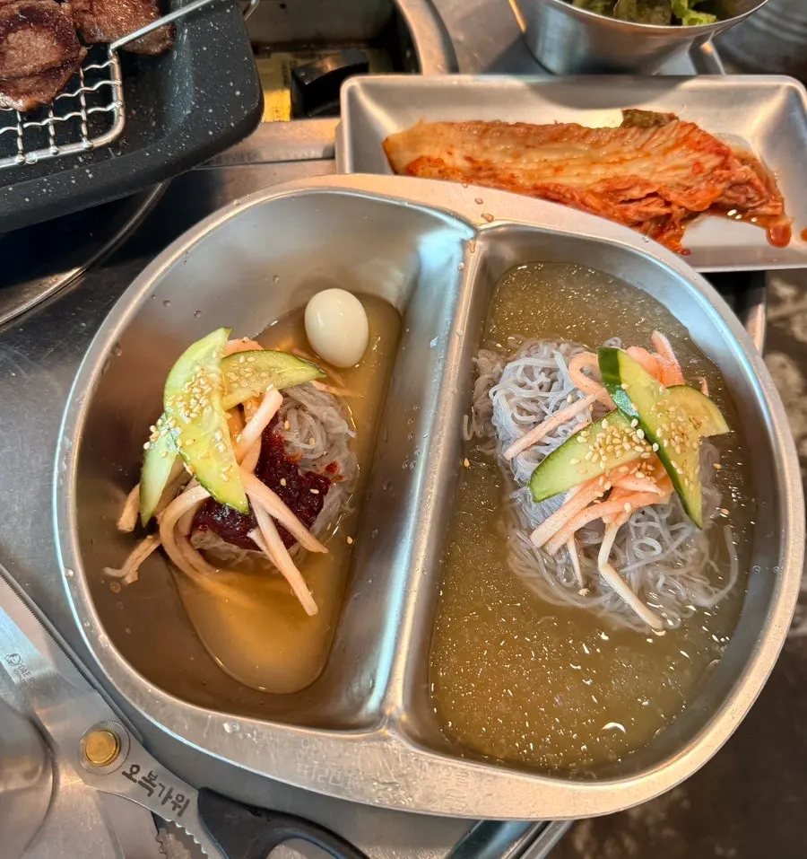 창가에서 보이는 푸릇푸릇한 공원 뷰