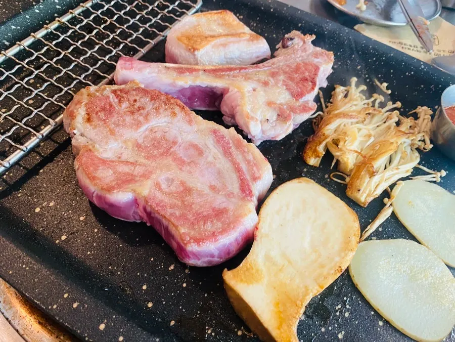 물냉면과 비빔냉면을 함께 담은 반반냉면
