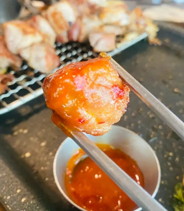 두툼하게 구워진 한돈 목살 단면