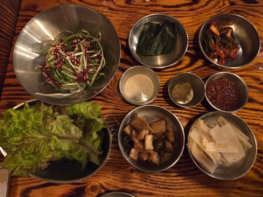 기본 반찬과 상추가 깔린 상차림