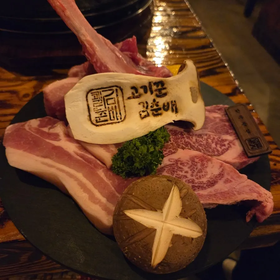 접시에 담겨 나온 한우한돈 2인세트 생고기