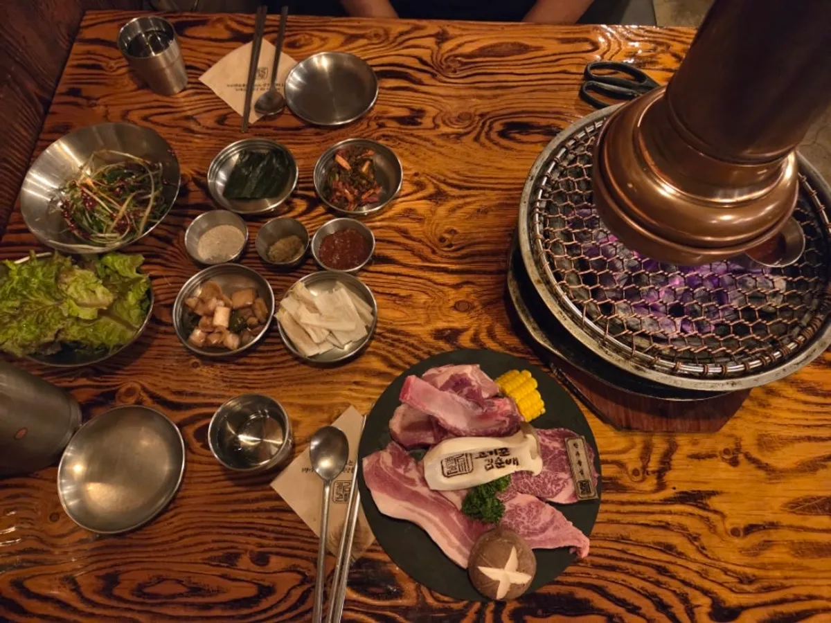 숯불 화로가 놓인 고깃집 테이블
