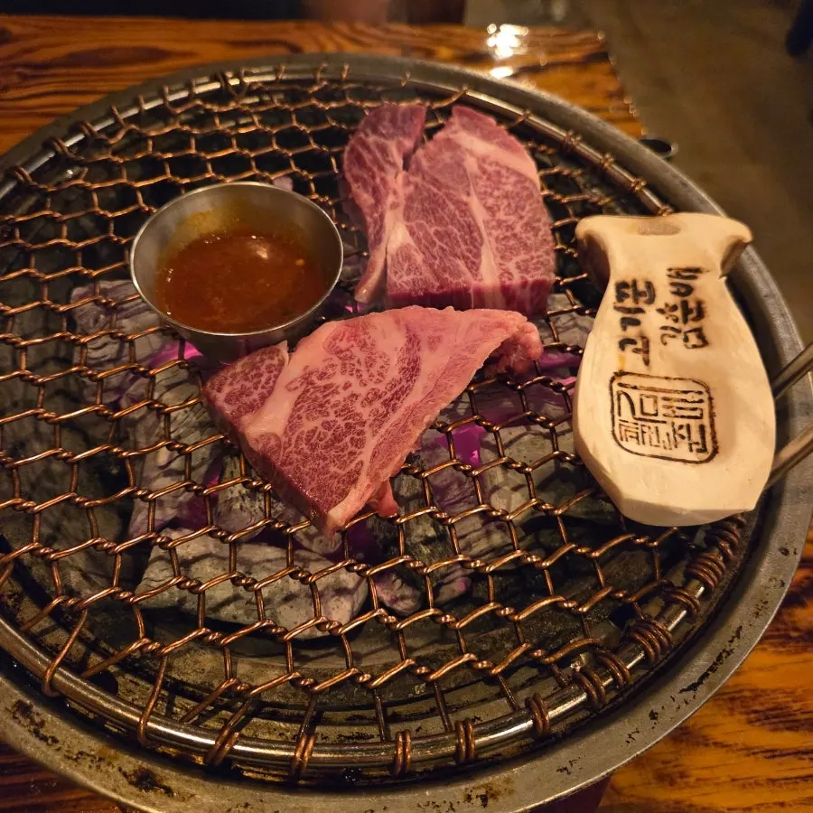 숯불 위에 올려진 한우