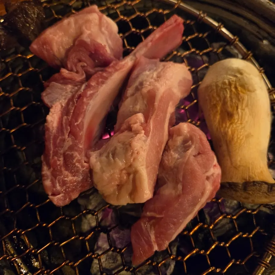 숯불에서 구워지는 생갈비살