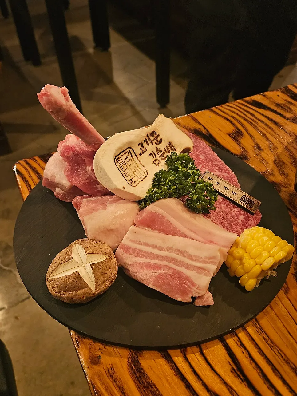 Hanwoo and handon 2-person set on a black plate