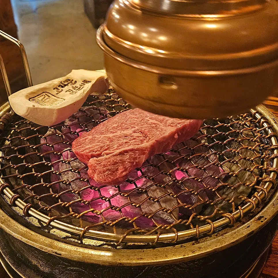 Hanwoo grilling on the charcoal